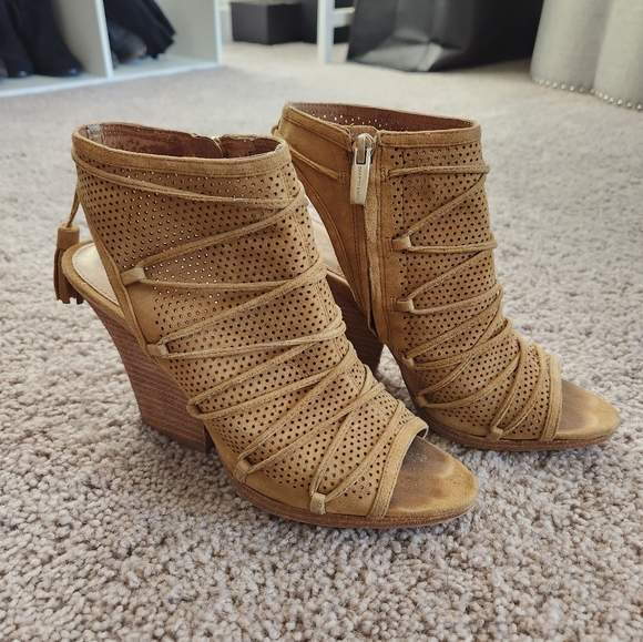 VINCE CAMUTO SIZE 7 TAN - Picture 3 of 3